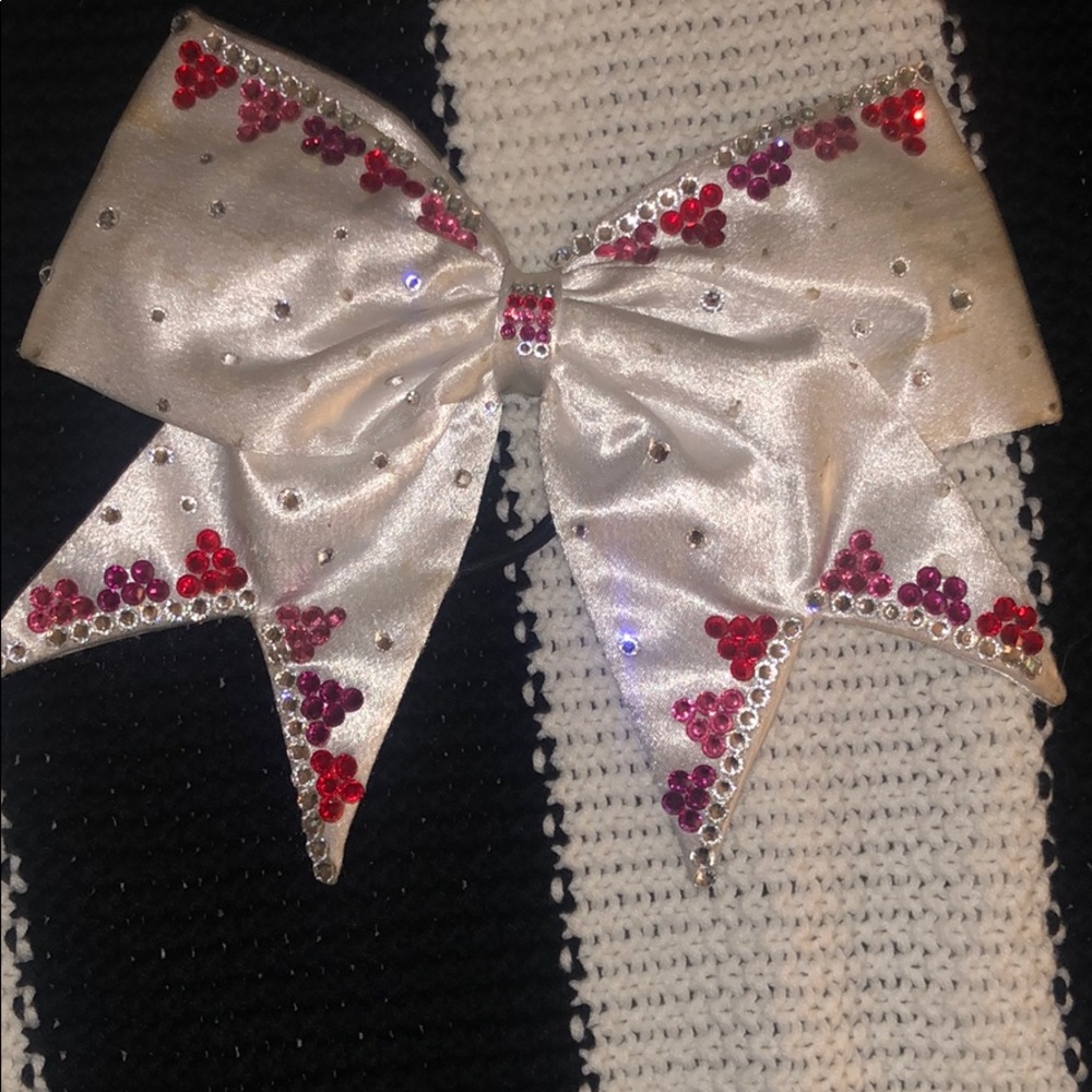 White Vegas bow
